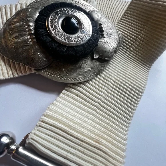 Vintage eggshell and etched silver/black fashion belt. - Picture 8 of 15